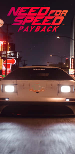 白色跑車在夜間穿過霓虹燈照亮的城市街道，在 Need for Speed Payback 中。