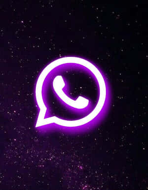 發光紫色WhatsApp標誌在星空太空場景中。