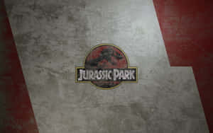 Jurassic Park 標誌在帶有紅色條紋的風化混凝土牆上。