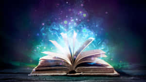 古老的書在黑暗表面上閃耀著魔法能量和閃爍的粒子。