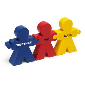 三個彩色拼圖人物，帶有文字 together we can!