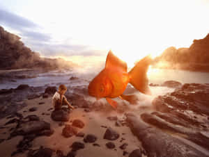 一個孩子在霧氣瀰漫的海灘上，看著一條巨大的金色魚在日落時分靠近岸邊游泳。 — 夢境 GIF 壁紙