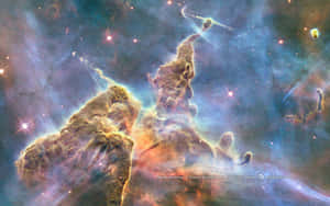 船底座星雲中的神秘山柱閃耀著宇宙色彩