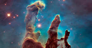 在充滿活力的星雲中的宇宙柱，伴隨著閃爍的星星和深藍色宇宙塵埃。