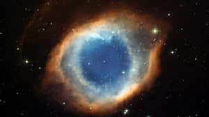 一個藍色和橙色的眼睛形狀星雲，被深空中的星星環繞。