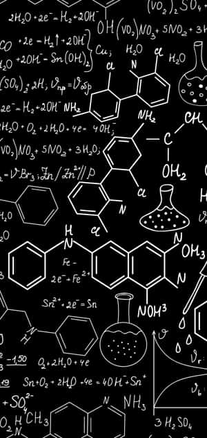 覆蓋著化學方程式和分子圖表的黑板。