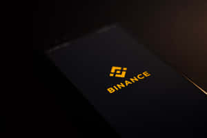手機特寫，顯示黃色的Binance加密貨幣標誌。