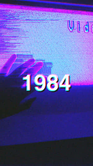 故障效果的電視屏幕以像素字體顯示1984年，伴有紫色和藍色靜態噪點。 — 復古浪潮 壁紙