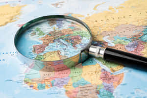 放大鏡在世界地圖上，聚焦歐洲和地中海。 — 工具 壁紙