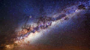 銀河系在黑暗的夜空中閃耀著星雲和無數的星星。