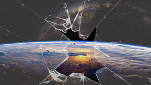 從太空透過破碎玻璃觀看地球，可見日落和星星。