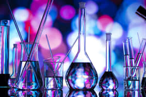 在彩色霓虹燈下裝滿液體的科學玻璃器皿。