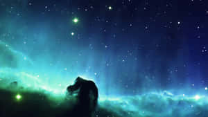 黑暗宇宙剪影，背景是發光的青綠色和藍色星雲，點綴著明亮的星星。