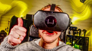 戴著VR頭戴式顯示器的玩家在霓虹黃色的遊戲設置中豎起大拇指。