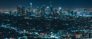 夜晚的城市景觀，摩天大樓和街道燈火通明。