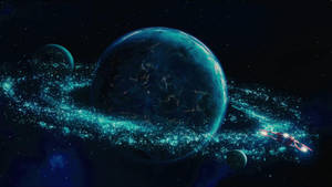一艘太空船在深空中飛過一顆帶有閃閃發光環系統的青綠色行星。