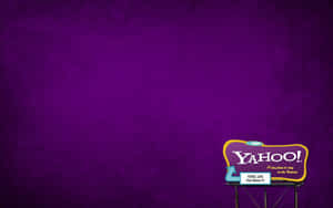 Yahoo!廣告牌，帶有藍色約德爾吉祥物，背景為紫色紋理。