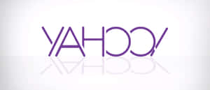 白色背景上帶有倒影嘅紫色Yahoo標誌。