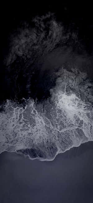 白色泡沫翻騰的海浪拍打在陰暗的海面和天空上。 — 美學 壁紙