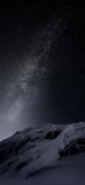 喺銀河可見嘅星空下，被雪覆蓋嘅山頂。 — 星星 壁紙