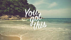 在海浪和綠色懸崖上帶有「You got this」文字的勵志海灘場景。 — 美學 壁紙