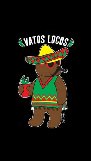 戴墨西哥帽的卡通熊拿著印有「Vatos Locos」文字的墨西哥辣椒杯。