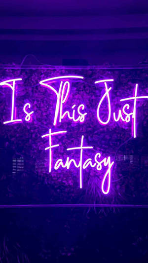 紫色霓虹燈牌在深色牆上問「Is This Just Fantasy」。