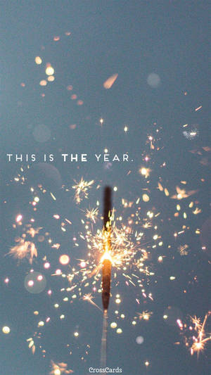煙火在夜空中爆炸，帶有文字 this is the year。