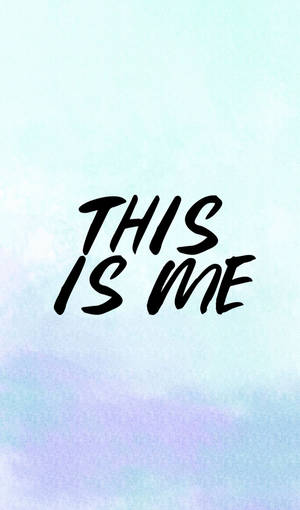 粗體黑色手寫短語「THIS IS ME」在柔和藍色和紫色水彩背景上。