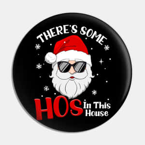 圓形鈕扣，上面有戴太陽眼鏡的卡通聖誕老人和文字「There's Some HOS In This House」。