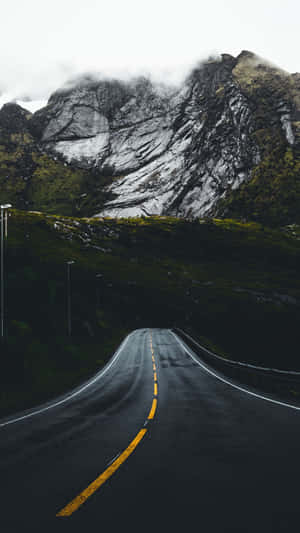 蜿蜒道路穿過霧山，暮色中 — 道路 壁紙