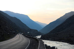 日落時分的山路與河流