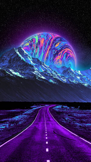 發光紫色道路通向白雪覆蓋的山脈，下方是色彩繽紛的星球 — 紫色 iPhone 壁紙