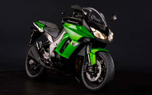 工作室燈光下的綠色和黑色 Kawasaki 運動摩托車。