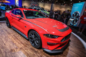 紅色福特野馬GT350R在車展上展出，周圍有群眾。