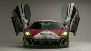 攝影棚中紅白McLaren跑車，車門敞開，車頭燈發光。