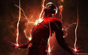 超級英雄 The Flash 在黑暗風暴中被噼啪作響的閃電包圍。