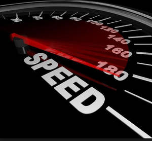速度計指針接近180，並有粗體speed文字。
