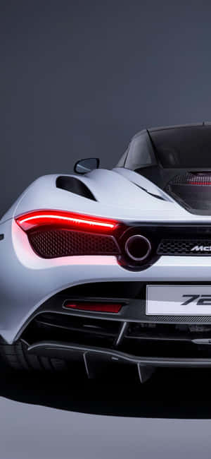 銀色McLaren 720S跑車後視圖，紅色燈光，工作室 — ROG Phone 9 FE 壁紙