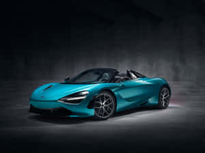 青綠色McLaren 720S Spider敞篷車在黑暗的工作室中，帶有戲劇性的燈光。