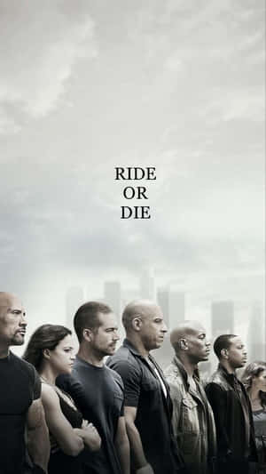 一群嚴肅的電影角色站在城市景觀中，帶有「RIDE OR DIE」文字。