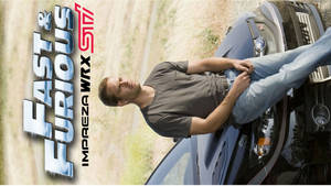 男子在沙漠場景中斜靠在藍色 Subaru Impreza WRX STI 的引擎蓋上。