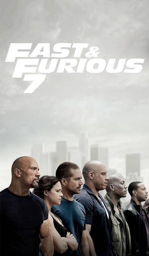 六個男人和一個女人以嚴肅姿勢站在城市天際線前，帶有《Fast & Furious 7》標題。