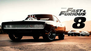 黑色肌肉車配增壓器在沙漠公路日落時分，帶有Fast & Furious 8標誌