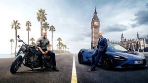 Dwayne Johnson 坐喺電單車上，旁邊係藍色跑車，背景有大笨鐘。