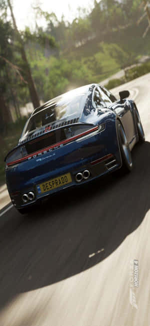 藍色保時捷911 Turbo S在《極限競速：地平線4》的林間道路上疾馳。