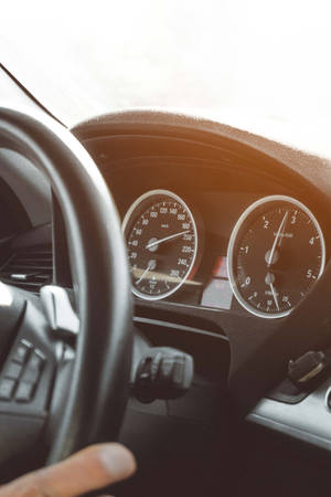 汽車儀表板，速度計和轉速計被陽光照射。 — 小米Pad 9 Pro 壁紙