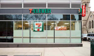 7-Eleven便利店，玻璃窗，背景是歷史悠久的教堂。