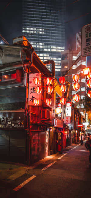 夜晚的東京狹窄小巷，被紅燈籠和霓虹燈照亮。 — 日本 壁紙