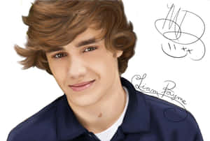 Liam Payne 穿著海軍藍色恤衫微笑，簽名清晰可見。